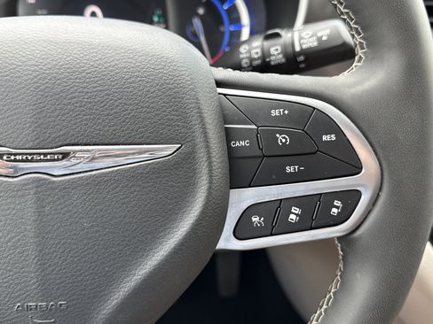 Used 2024 Chrysler Pacifica Select image 15