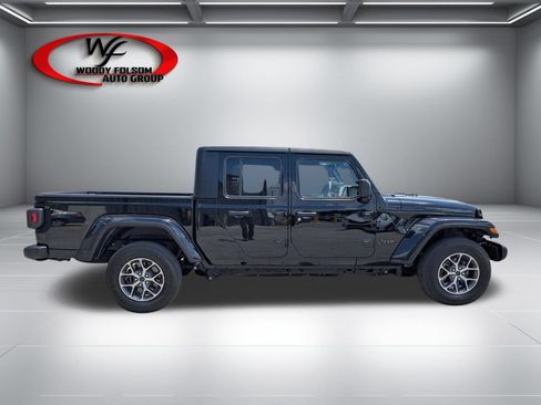 Used 2024 Jeep Gladiator Sport AWD/4WD image 3