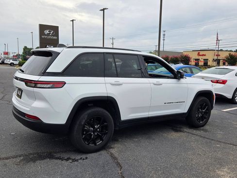 Used 2025 Jeep Grand Cherokee Altitude AWD/4WD image 14