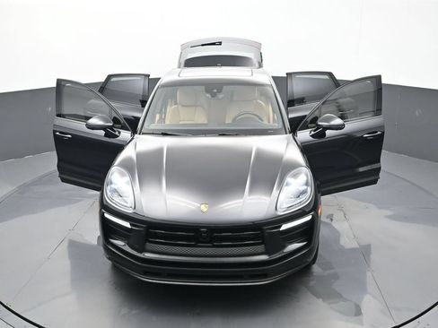 Certified 2025 Porsche Macan AWD/4WD image 32