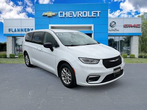 Used 2024 Chrysler Pacifica Touring-L FWD image 8