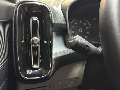 Used 2022 Volvo XC40 T5 Momentum w/ Premium Package image 18