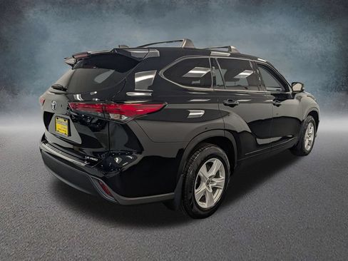 Used 2022 Toyota Highlander LE AWD/4WD image 4