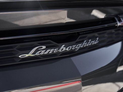 Used 2025 Lamborghini Urus SE image 12