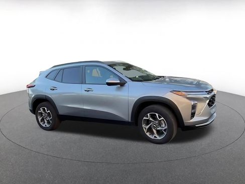 Used 2025 Chevrolet Trax LT image 2