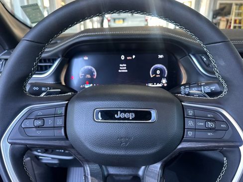 New 2025 Jeep Grand Cherokee Limited w/ Luxury Tech Group II image 32