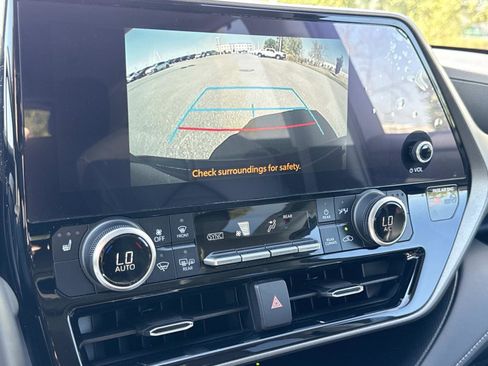 Used 2023 Toyota Highlander XLE image 5