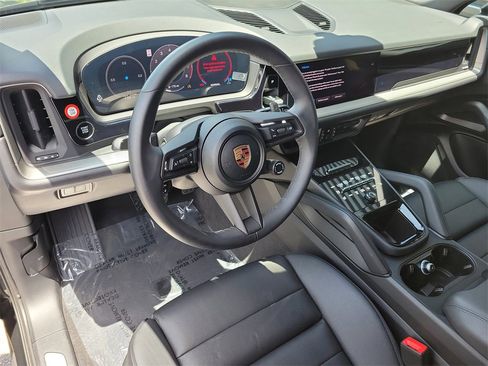 Used 2025 Porsche Cayenne image 4