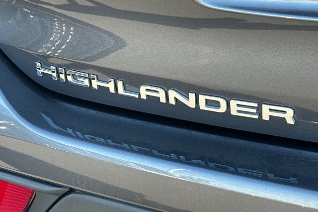 Used 2023 Toyota Highlander LE AWD/4WD image 32