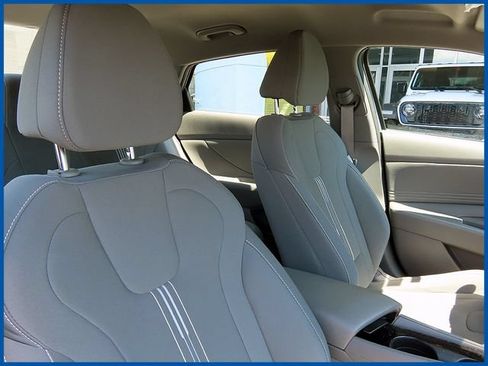 Used 2022 Hyundai Elantra SEL w/ Convenience Package FWD image 9