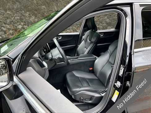 Used 2018 Volvo XC60 T5 Momentum w/ Vision Package AWD/4WD image 23