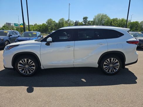 Used 2020 Toyota Highlander Platinum AWD/4WD image 2