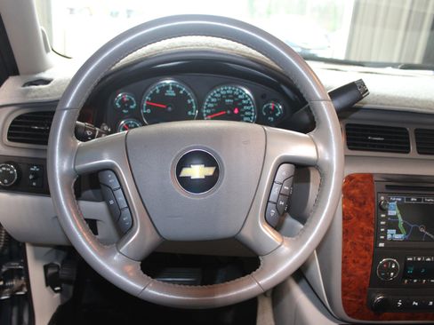 Used 2011 Chevrolet Avalanche LTZ image 9