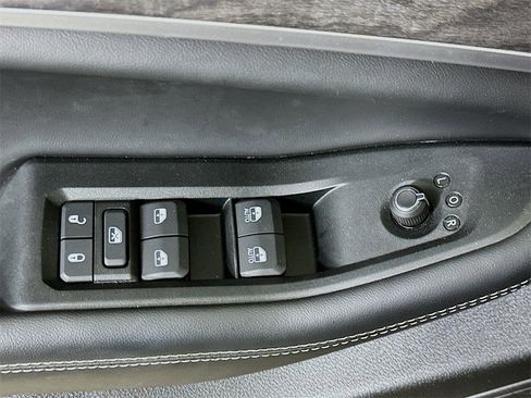 Used 2025 Jeep Grand Cherokee L Limited w/ Black Appearance Package image 21