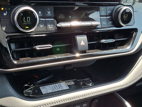 Certified 2023 Toyota Highlander XLE AWD/4WD image 17