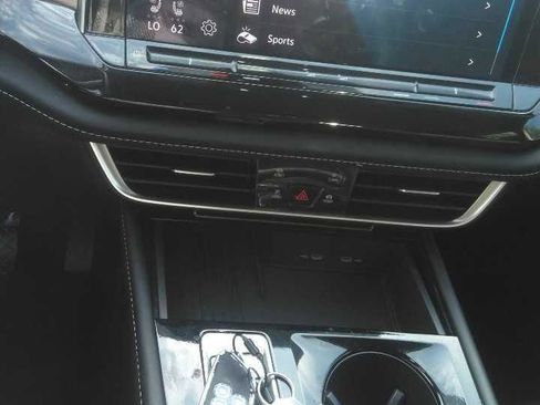 Used 2025 Volkswagen Atlas SE FWD image 12