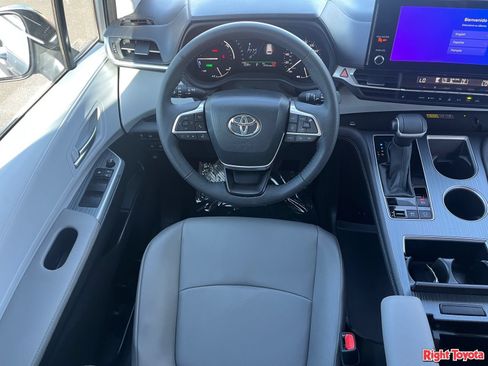 Certified 2025 Toyota Sienna XLE FWD image 17