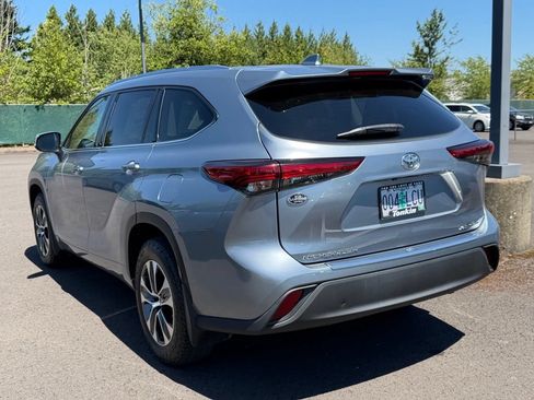 Used 2021 Toyota Highlander XLE AWD/4WD image 5
