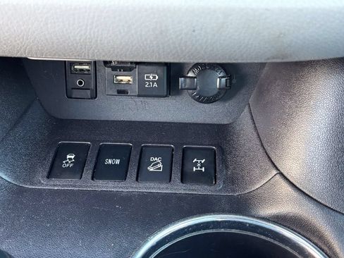 Used 2019 Toyota Highlander LE AWD/4WD image 25