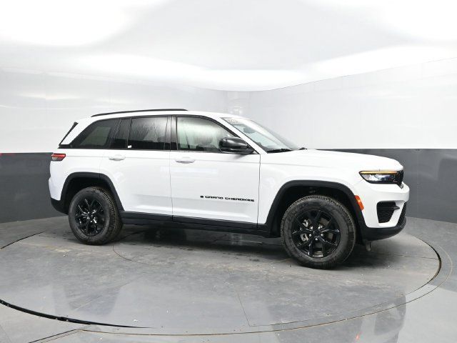 Used 2024 Jeep Grand Cherokee Altitude AWD/4WD image 4