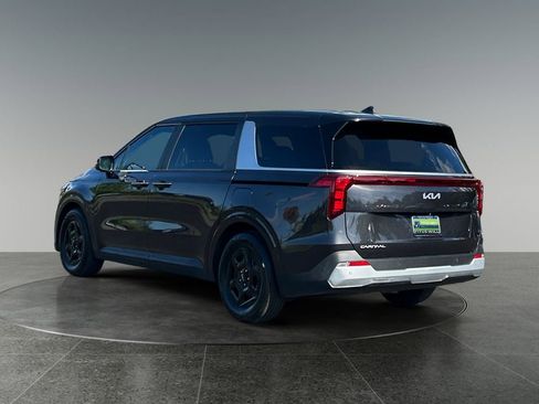 Used 2025 Kia Carnival FWD image 8