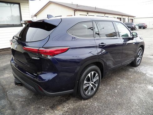 Used 2020 Toyota Highlander XLE image 2