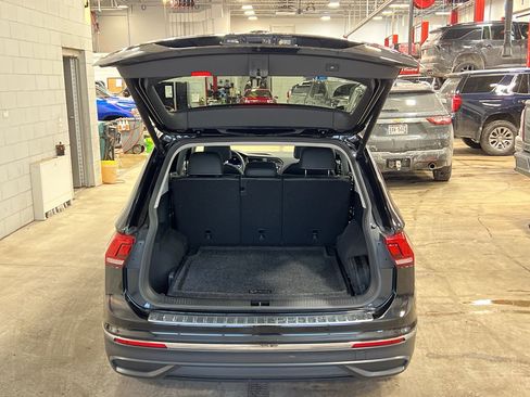 Used 2022 Volkswagen Tiguan SE image 37