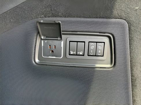 Used 2026 Cadillac Escalade Platinum Sport w/ LPO, ONYX Package AWD/4WD image 42