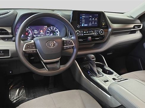 Used 2023 Toyota Highlander L image 17