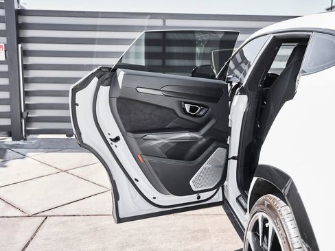 Used 2021 Lamborghini Urus image 22