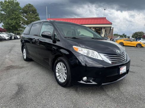 Used 2017 Toyota Sienna XLE Premium FWD image 3