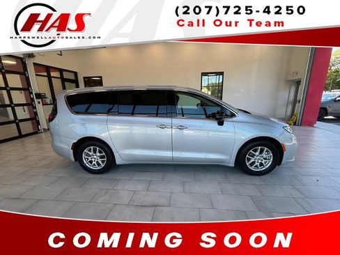 Used 2024 Chrysler Pacifica Touring-L FWD image 7