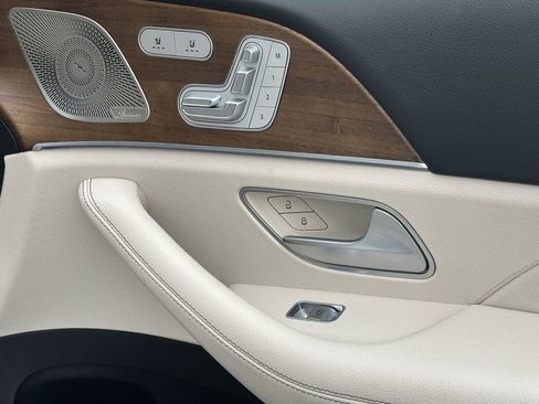 Used 2022 Mercedes-Benz GLS 450 4MATIC image 17