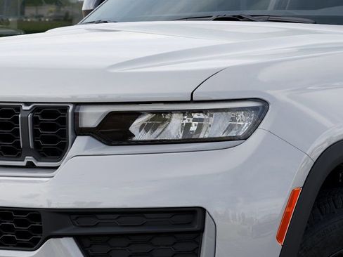 New 2026 Jeep Grand Cherokee Altitude image 11