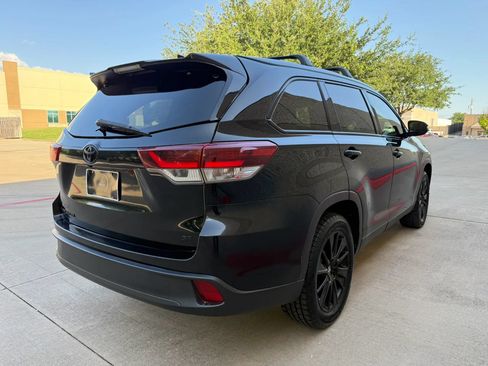 Used 2019 Toyota Highlander SE w/ Nightshade Edition FWD image 8