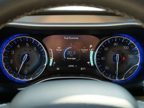 Used 2024 Chrysler Pacifica Touring-L FWD image 25