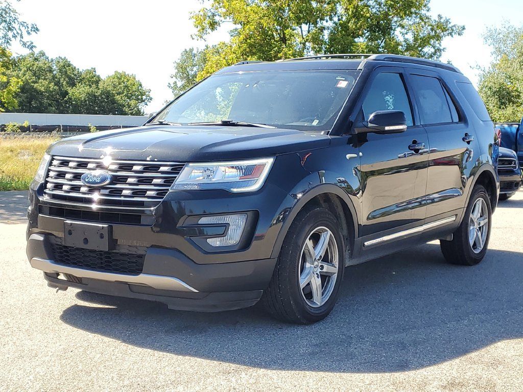 Used 2017 Ford Explorer XLT w/ Equipment Group 201A AWD/4WD image 2
