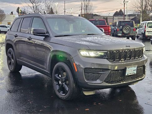 New 2025 Jeep Grand Cherokee Altitude image 8