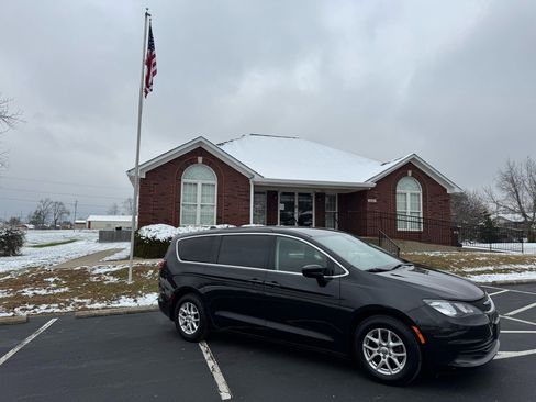 Used 2018 Chrysler Pacifica LX image 13