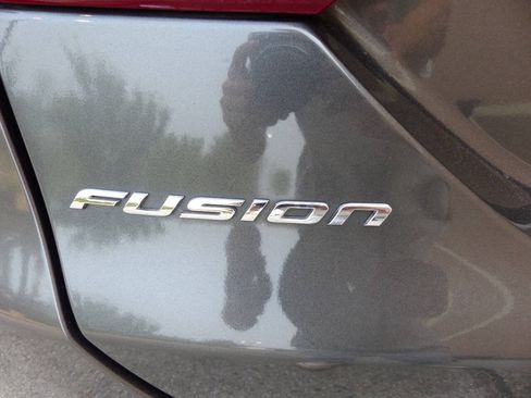 Used 2017 Ford Fusion SE w/ Equipment Group 201A FWD image 9