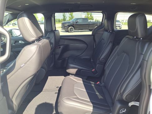 New 2026 Chrysler Pacifica Select image 9