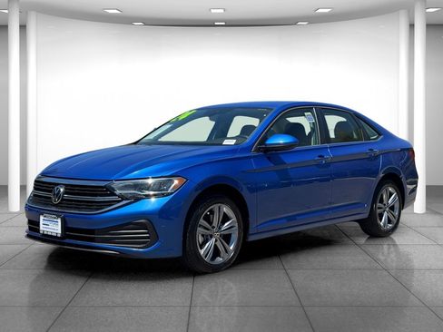 Used 2024 Volkswagen Jetta SE FWD image 2
