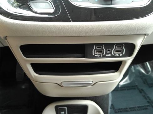 Used 2023 Chrysler Pacifica Touring-L FWD image 50