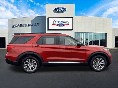 Used 2023 Ford Explorer XLT w/ Equipment Group 202A image 5