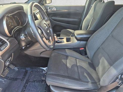 Used 2017 Jeep Grand Cherokee Laredo AWD/4WD image 11