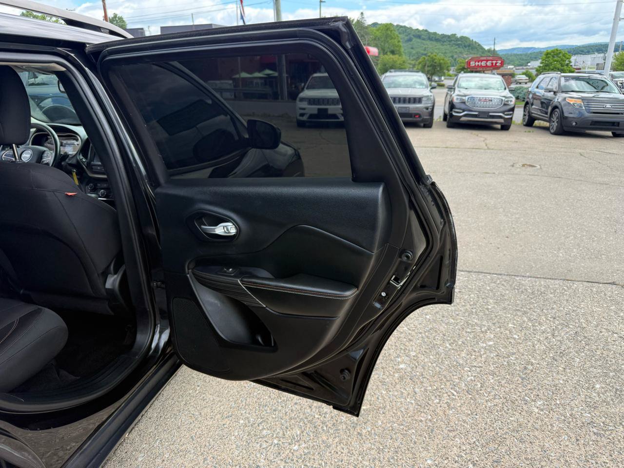 Used 2016 Jeep Cherokee 75th Anniversary AWD/4WD image 41