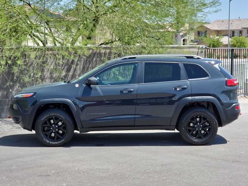 Used 2017 Jeep Cherokee Trailhawk w/ Cold Weather Group AWD/4WD image 5