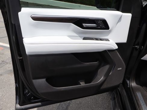 Used 2025 Chevrolet Tahoe Premier AWD/4WD image 17