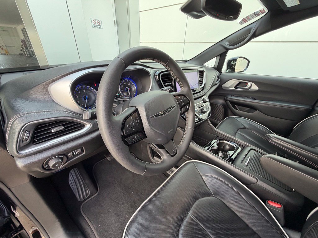 Used 2025 Chrysler Pacifica Limited FWD image 17