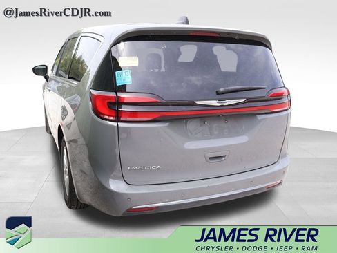 Used 2023 Chrysler Pacifica Touring-L FWD image 21